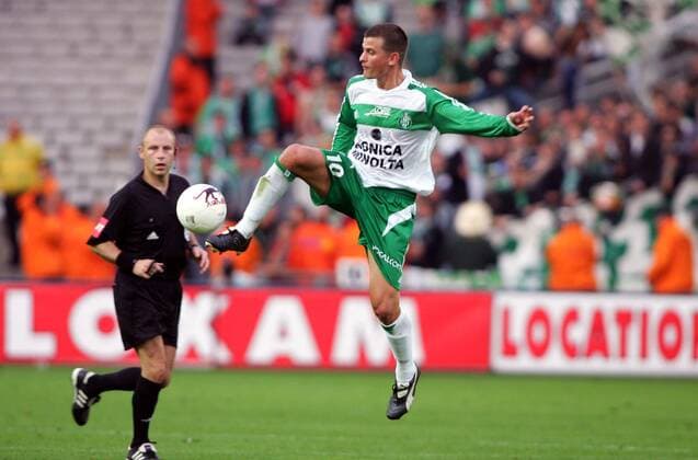 Sebastien Mazure (St. Etienne) am Ball, beobachtet von Schiedsrichter Laurent Duhamel (Frankreich) Fußball Herren Ligue Une 2005 2006, 1. Französische Liga, AS Saint Etienne Gruppe pan11107 Nantes Dynamik,  