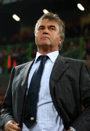 Trainer Guus Hiddink (Australien Eindhoven) nachdenklich -  Fußball EC 1 Herren Champions League 2005 2006, PSV Eindhoven Einzelbild Mailand Nachdenklichkeit,