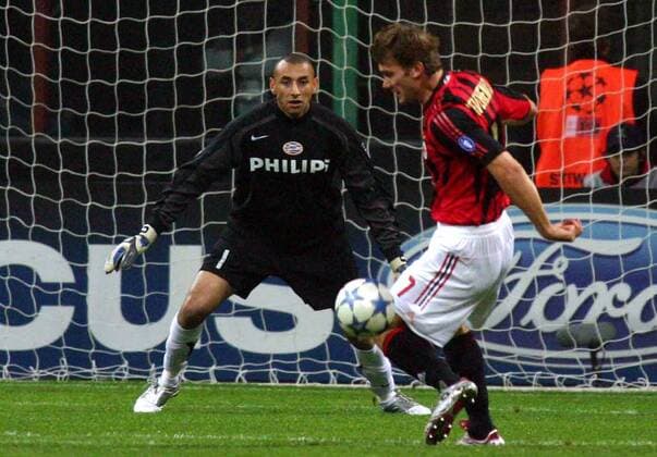 Andriy Shevchenko (Milan) gegen Torwart Heurelho Gomes (Eindhoven) -  Fußball EC 1 Herren Champions League 2005 2006, AC Mailand - PSV Eindhoven 0:0 Gruppe Mailand Dynamik,