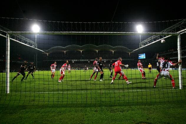 Der Kasten von Torwart Antonios Nikopolidis (Piräus) steht stark unter Beschuss Fußball EC 1 Herren Champions League 2005 2006, Olympique Lyonnais - Olympiakos Piräus 2:1, OL Totale Stade Gerland, pan11161 Lyon  