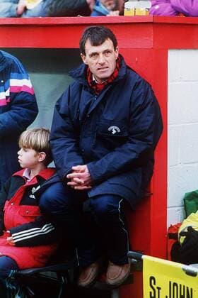 Fußball, Trainerhistorie Crystal Palace von 1905 bis heute Trainer Dario Gradi (Crewe Alexandra) skeptisch -  Fußball Herren FA Cup 1992 1993, Englischer Pokal, Pokalspiel, Football League Championship, 2. Englische Liga Einzelbild Crewe Skepsis, Nachdenklichkeit,