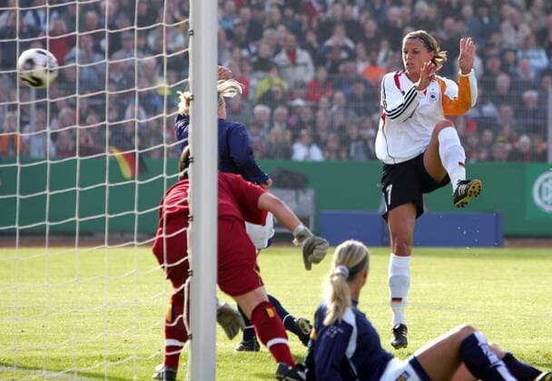 Inka Grings (Deutschland, re.) trifft zum 1:0 Fußball Länderspiel Herren Weltmeisterschaftsqualifikation 2005, Qualifikation, Länderspiel, Frauen, Frauenfußball Gruppe Bayreuth Dynamik,