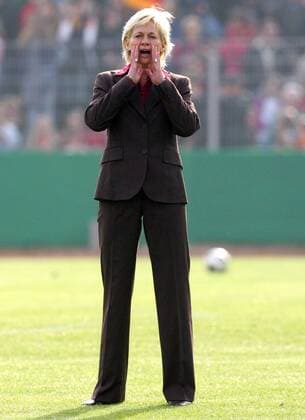 Bundestrainerin Silvia Neid (Deutschland) gibt lautstark Anweisungen Fußball Länderspiel Herren Weltmeisterschaftsqualifikation 2005, Qualifikation, Länderspiel, Frauen, Frauenfußball Einzelbild Bayreuth