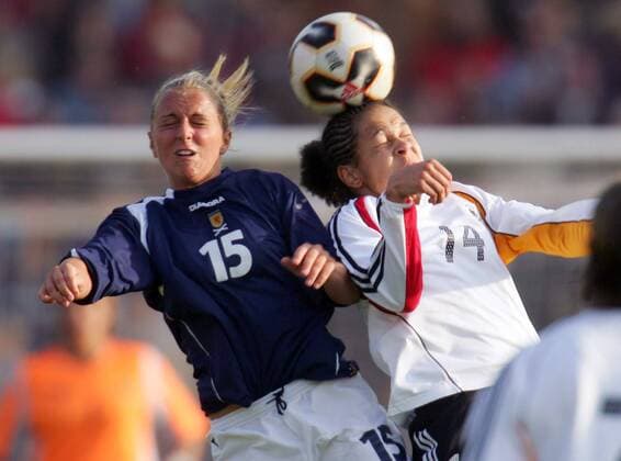 Celia Okoyino da Mbabi (Deutschland, re.) gegen Rhonda Jones (Schottland) Fußball Länderspiel Herren Weltmeisterschaftsqualifikation 2005, Qualifikation, Länderspiel, Frauen, Frauenfußball Gruppe Bayreuth Dynamik, Kampf,