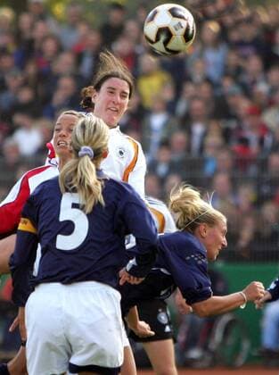 Birgit Prinz (Deutschland, Mitte) kommt gegen die schottischen Abwehrspielerinnen zum Kopfball Fußball Länderspiel Herren Weltmeisterschaftsqualifikation 2005, Qualifikation, Länderspiel, Frauen, Frauenfußball Gruppe Bayreuth Dynamik, Kampf,