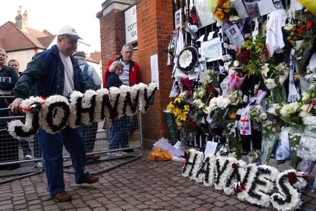 Ein Fan gedenkt dem verstorbenen Johnny Haynes, der von 1954 - 1962 die Fußballschuhe für den FC Fulham schnürte, indem er einen Namenszug aus Blumen niederlegt -  Fußball Herren English Premier League 2005 2006, 1. Englische Liga, Fulham FC Gruppe London