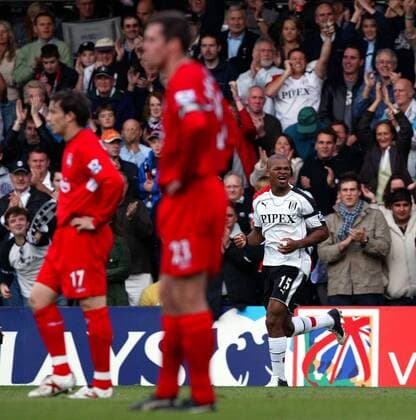 Collins John (Fulham, hi.) jubelt, während die Liverpooler Spieler wie entgeistert dreinschauen -  Fußball Herren English Premier League 2005 2006, 1. Englische Liga, Fulham FC - FC Liverpool 2:0 Totale London Freude,