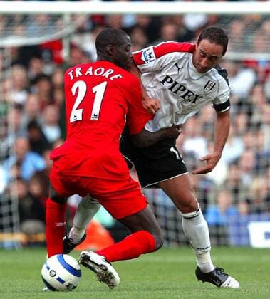 Ahmad Elrich (Fulham, hi.) gegen Djimi Traore (Liverpool) -  Fußball Herren English Premier League 2005 2006, 1. Englische Liga, Fulham FC - FC Liverpool 2:0 Gruppe London Dynamik,