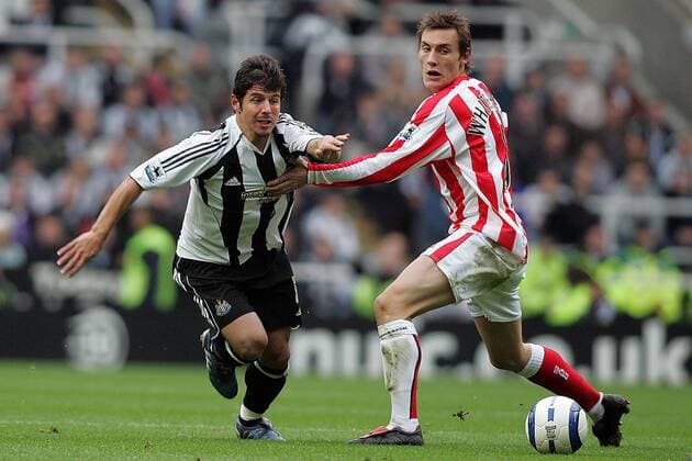 Emre Belözoglu (Newcastle, li.) gegen Dean Whitehead (Sunderland) -  Fußball Herren English Premier League 2005 2006, 1. Englische Liga, Newcastle United - Sunderland AFC 3:2, FC Gruppe Newcastle Dynamik,