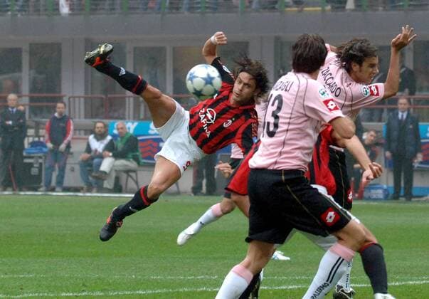 Filippo Inzaghi (Milan, li.) - Seitfallzieher, daneben Andrea Barzagli (vorn) und Cristian Zaccardo (beide Palermo) Fußball Herren Serie A 2005 2006, 1. Italienische Liga, AC Mailand - US Palermo Gruppe Mailand Dynamik,