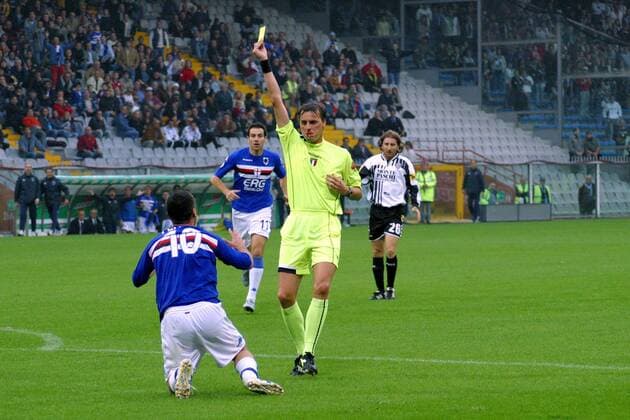 Schiedsrichter Oscar Girardi zeigt Francesco Flachi (Sampdoria Genua) die gelbe Karte -  Fußball Herren Serie A 2005 2006, 1. Italienische Liga, Sampdoria Genua - AC Siena 3:3 Gruppe Genua Unterwerfung,