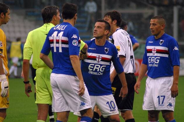 Francesco Flachi (Mitte) beschwert sich bei Schiedsrichter Oscar Girardi über seinen Platzverweis, daneben Lomberto Zauli (li.) und Angelo Palombo (alle Sampdoria Genua) -  Fußball Herren Serie A 2005 2006, 1. Italienische Liga, Sampdoria Genua - AC Siena 3:3 Gruppe Genua Spannung,