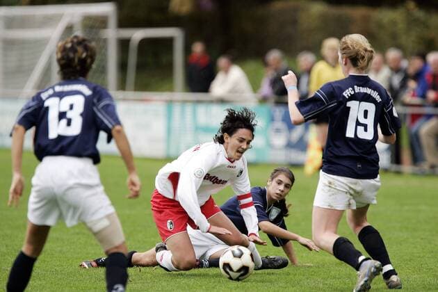 Katja Bornschein (Freiburg, Mitte) wird von Paula Balzer (Brauweiler) gefoult Fußball 1. BL Damen Saison 2005 2006, Frauen, Frauenfußball, SC Freiburg - FFC Brauweiler Pulheim 3:2 Gruppe Freiburg Dynamik, Kampf,