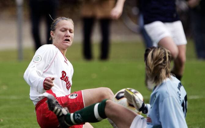 Alena Thom (Freiburg, li.) im Zweikampf mit der gegnerischen Torfrau Fußball 1. BL Damen Saison 2005 2006, Frauen, Frauenfußball, SC Freiburg - FFC Brauweiler Pulheim 3:2 Gruppe Freiburg Dynamik,