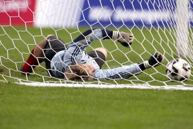 Torfrau Anja Müller (Rheine) liegt geschlagen mit Ball im Tor Fußball 1. BL Damen Saison 2005 2006, Frauen, Frauenfußball, FFC Heike Rheine Einzelbild Frankfurt M.