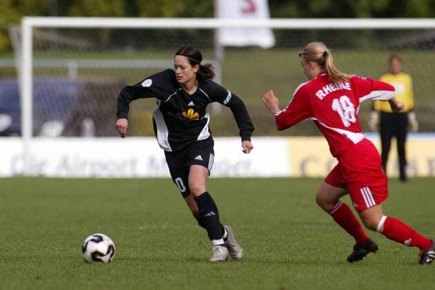 Renate Lingor (FFC Frankfurt, li.) gegen Theresa Hunecke (Rheine) Fußball 1. BL Damen Saison 2005 2006, Frauen, Frauenfußball, 1. FFC Frankfurt - FFC Heike Rheine 4:1 Gruppe Frankfurt M. Dynamik,