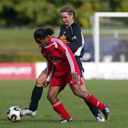 Dyanne Bito (Rheine, vorn) gegen Louise Hansen (FFC Frankfurt) Fußball 1. BL Damen Saison 2005 2006, Frauen, Frauenfußball, 1. FFC Frankfurt - FFC Heike Rheine 4:1 Gruppe Frankfurt M. Dynamik,