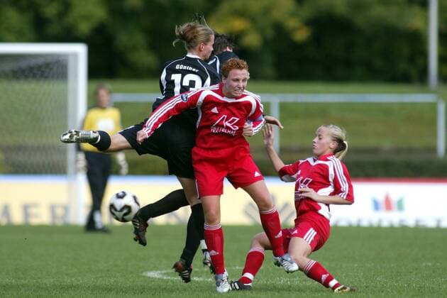 Sarah Günther (FFC Frankfurt, li.) gegen Jessica Torny (Mitte) und Melissa Thiem (beide Rheine) Fußball 1. BL Damen Saison 2005 2006, Frauen, Frauenfußball, 1. FFC Frankfurt - FFC Heike Rheine 4:1 Gruppe Frankfurt M. Dynamik, Kampf,