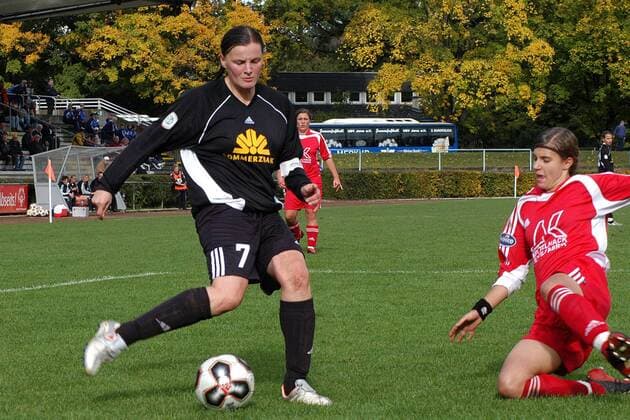 Pia Wunderlich (FFC Frankfurt, li.) am Ball, daneben Nathalie Bock (Rheine) Fußball 1. BL Damen Saison 2005 2006, Frauen, Frauenfußball, 1. FFC Frankfurt - FFC Heike Rheine 4:1 Gruppe Frankfurt M. Dynamik,