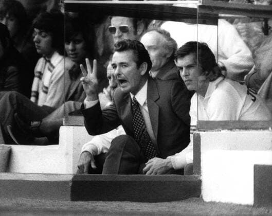Fußball, Trainerhistorie, Leeds United Trainer Brian Clough gibt lautstark Anweisungen, daneben Joe Jordan (beide Leeds) -  Fußball Herren English First Diviion 1974 1975, 1. Englische Liga, Leeds United Gruppe Leeds