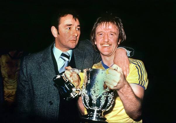 Trainer Brian Clough (li.) und Kenny Burns (beide Nottingham) freuen sich mit dem Pott -  Fußball Herren League Cup 1977 1978, Pokal, Pokalspiel, Nottingham Forest, Englischer Ligapokal Gruppe Manchester Harmonie, Glück, Freude, Begeisterung,