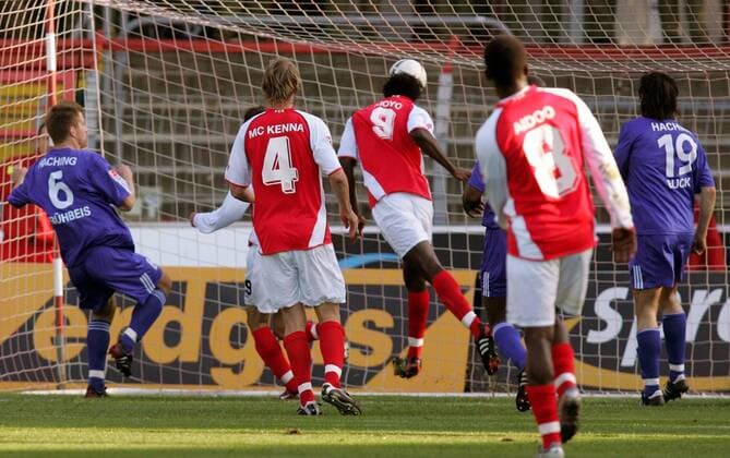Francis Kioyo (Cottbus, Mitte) erzielt per Kopfball das 1:0 Fußball 2. BL Herren Saison 2005 2006, FC Energie Cottbus - SpVgg Unterhaching 2:0, Haching, Gruppe Cottbus Dynamik,