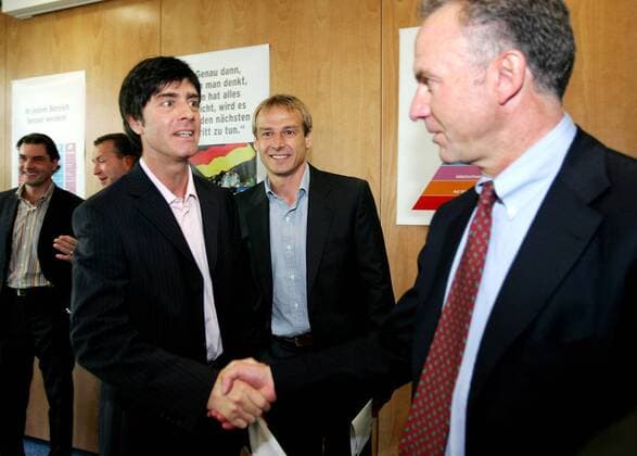 Co Trainer Joachim Löw (li.) und Bundestrainer Jürgen Klinsmann (Mitte, beide Deutschland) begrüßen den Vorstandsvorsitzenden Karl Heinz Rummenigge (FC Bayern München) zur DFB Diskussionsrunde Fußball Herren Nationalmannschaft 2005, Nationalteam, Gipfeltreffen, Krisengipfel, Krisengespräch, Runder Tisch Gruppe Vorstandsvorsitzender, Frankfurt M.