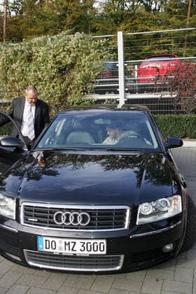 Sportdirektor Michael Zorc (BVB, re.) lädt DFB Pressesprecher Harald Stenger (Deutschland) anlässlich des Gipfeltreffens zwischen Vereins- und Nationalmannschaftsvertretern in sein Auto Fußball 1. BL Herren Saison 2005 2006, Borussia Dortmund, Vdig o0 Runder Tisch Gruppe o0 Gipfeltreffen, Krisengipfel, Krisengespräch Frankfurt M.