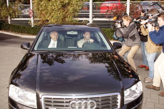 Sportdirektor Michael Zorc (BVB, re.) und DFB Pressesprecher Harald Stenger (Deutschland) werden anlässlich des Gipfeltreffens zwischen Vereins- und Nationalmannschaftsvertretern in ihrem Auto von Fernsehkameras umlagert Fußball 1. BL Herren Saison 2005 2006, Borussia Dortmund, Vdig o0 Runder Tisch Gruppe o0 Gipfeltreffen, Krisengipfel, Krisengespräch Frankfurt M.