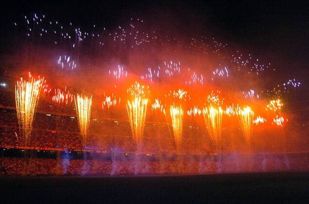 Fußball, Stadiongeschichte FC Barcelona Feuerwerk im Estadio Nou Camp bei der alljährlichen Trofeo Joan Gamper -  Fußball Herren Saisonvorbereitung 2005 2006, Vorbereitung, Trofeo Joan Gamper, Primera Division, 1. Spanische Liga Totale Nou Camp, Farbeffekt Barcelona