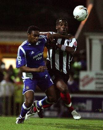 Charles N Zogbia (Newcastle, li.) gegen Jean Paul Kamudimba Kalala (Grimsby Town) -  Fußball Herren Carling Cup 2005 2006, Pokal, Englischer Ligapokal, Pokalspiel, Grimsby Town - Newcastle United 0:1 Gruppe League, Grimsby Dynamik,