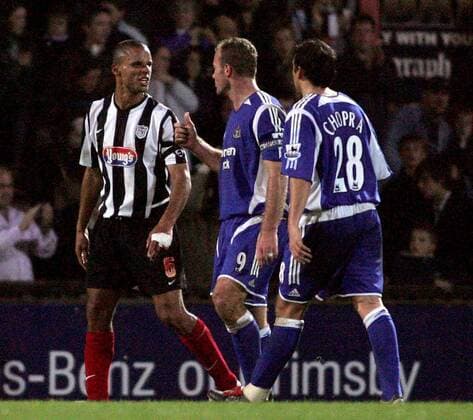 Alan Shearer (Mitte) und Michael Chopra (beide Newcastle) geraten mit Justin Whittle (Grimsby) aneinander -  Fußball Herren Carling Cup 2005 2006, Pokal, Englischer Ligapokal, Pokalspiel, Grimsby Town - Newcastle United 0:1 Gruppe League, Grimsby Spannung,