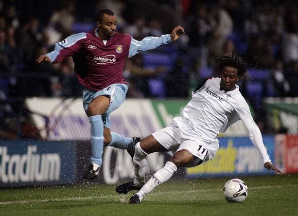 David Bellion (West Ham, li.) gegen Ricardo Gardner (Bolton) - EDITORIAL USE ONLY. No use with unauthorised audio, video, data, fixture lists, club league logos or live services. Online in-match use limited to 120 images, no video emulation. No use in betting, games or single club league player publications. Fußball Herren Carling Cup 2005 2006, Englischer Ligapokal, Pokal, Pokalspiel Gruppe League, Bolton Dynamik, Kampf,