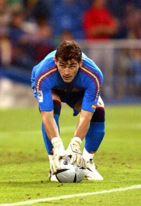 Torwart Iker Casillas (Spanien) hat den Ball -  Fußball Länderspiel Herren Weltmeisterschaftsqualifikation 2005, Qualifikation, Länderspiel, Nationalmannschaft, Nationalteam Einzelbild Madrid
