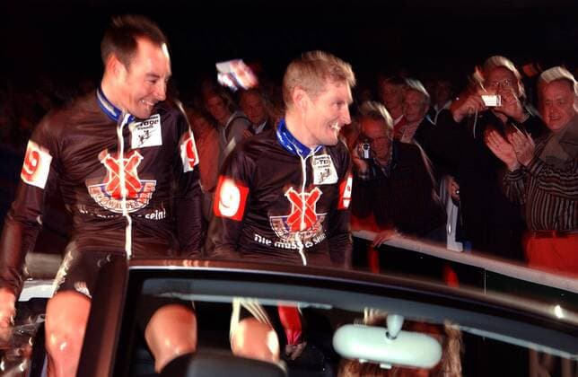 Erik Zabel (li.) und Rolf Aldag (beide Deutschland) stellen sich beim Dortmunder 6 Tage Rennen 2005 gut gelaunt den Fans Radsport Herren 64. Dortmunder 6 Tage Rennen, Sechstagerennen, Sechstage, Sechs, Sixdays, Six Days, Rad, Bahn, Halle Gruppe Dortmund Freude,