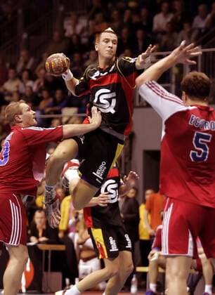 Pascal Hens (Deutschland, Mitte) - Sprungwurf gegen Eduard Kokcharov (li.) und Egorov (beide Rußland) Handball Länderspiel Herren QS Supercup 2005, Super Cup, Länderspiel, Nationalmannschaft, Nationalteam, Nationaltrikot Gruppe Magdeburg Dynamik, Höhe,