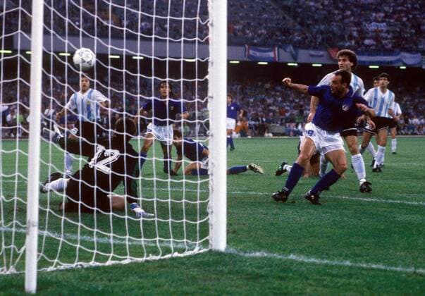 Salvatore Schillaci (Italien, re.) trifft zum 1:0, Oscar Ruggeri (dahinter) kommt zu spät, Torwart Sergio Goycochea (beide Argentinien) ist machtlos Fußball WM Herren Weltmeisterschaft 1990, Nationalmannschaft, Nationalteam, Nationaltrikot, Länderspiel, Halbfinale Totale Neapel Dynamik,