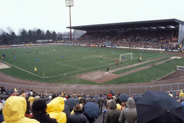 Das Krefelder Grotenburg Stadion während der Spielvorbereitung aus der Fankurve gesehen Fußball 1. BL Herren Saison 1980 1981, Bayer 05 Uerdingen, Vdia Totale Grotenburg Kampfbahn, Stadion Krefeld