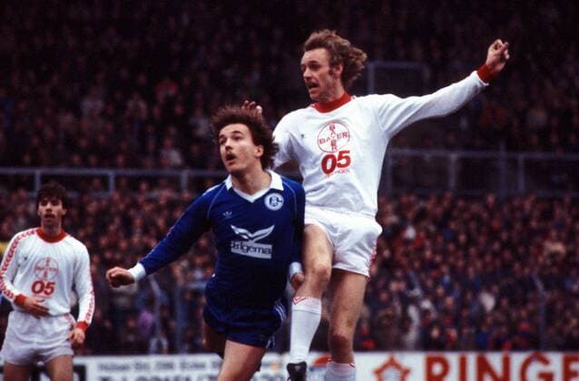 Michael Opitz (li., Schalke) gegen Ludger Kanders (Uerdingen) Fußball 1. BL Herren Saison 1980 1981, Bayer 05 Uerdingen - FC Schalke 04 1:3, Vdia Gruppe Krefeld