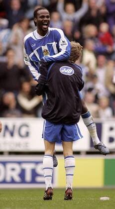 Pascal Chimbonda (hi.) jubelt mit Jimmy Bullard (beide Wigan) - EDITORIAL USE ONLY. No use with unauthorised audio, video, data, fixture lists, club league logos or live services. Online in-match use limited to 120 images, no video emulation. No use in betting, games or single club league player publications. Fußball Herren English Premier League 2005 2006, 1. Englische Liga, Wigan Athletic Gruppe Wigan Freude,