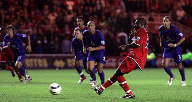 Yakubu Ayegbeni (Middlesbrough, vorn) tritt den Elfmeter -  Fußball Herren English Premier League 2005 2006, 1. Englische Liga, FC Middlesbrough - Manchester United 4:1, ManU Gruppe Middlesbrough Dynamik,