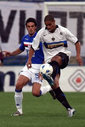 Adriano (Inter, re.) gegen Luigi Sala (Sampdoria Genua) -  Fußball Herren Serie A 2005 2006, 1. Italienische Liga, Sampdoria Genua - FC Internazionale Mailand Gruppe Genua Dynamik,
