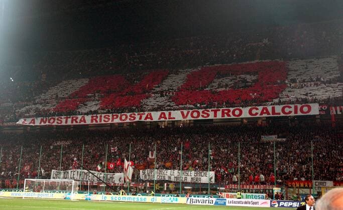 Milan Fans haben Fanplakate im Fanblock aufgehängt - Nein ist unsere Antwort auf Euren Fußball No la nostra risposta al vostro calcio -  Fußball Herren Serie A 2005 2006, 1. Italienische Liga, AC Mailand Totale Fanprotest, Fanproteste Mailand