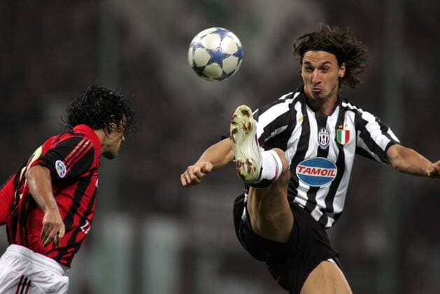 Zlatan Ibrahimovic (Juventus, re.) - gestrecktes Bein gegen Alessandro Nesta (Milan) -  Fußball Herren Serie A 2005 2006, 1. Italienische Liga, AC Mailand - Juventus Turin 3:1, Juve Gruppe Mailand Dynamik,