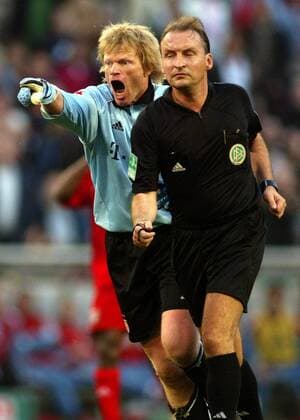 Torwart Oliver Kahn (Bayern) reklamiert wütend bei Schiedsrichter Lutz Wagner Fußball 1. BL Herren Saison 2005 2006, FC Bayern München Gruppe Köln Wut, Spannung