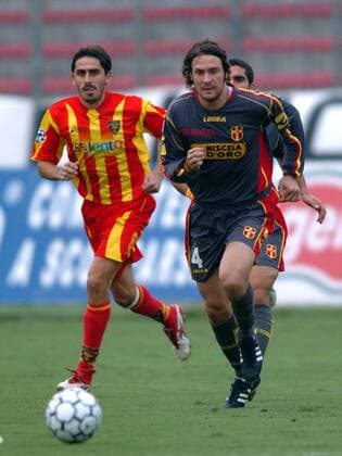 Filippo Cristante (Messina) am Ball, li. Alex Pinardi (Lecce) -  Fußball Herren Serie A 2005 2006, 1. Italienische Liga, US Lecce - FC Messina 0:2 Gruppe Lecce Dynamik,