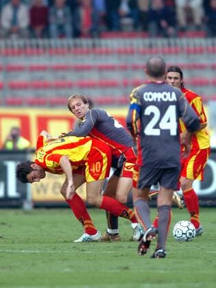 Gennaro del Vecchio (Lecce, li.) gegen Zlatan Muslimovic (Messina) -  Fußball Herren Serie A 2005 2006, 1. Italienische Liga, US Lecce - FC Messina 0:2 Gruppe Delvecchio Lecce Dynamik, Kampf,