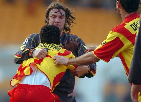 Rangelei zwischen Souleymane Diamoutene (Lecce, vorn) und Filippo Cristante (Messina) -  Fußball Herren Serie A 2005 2006, 1. Italienische Liga, US Lecce - FC Messina 0:2 Gruppe Lecce Kampf