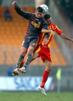 Massimo Donati (Messina, li.) gegen Gennaro del Vecchio (Lecce) -  Fußball Herren Serie A 2005 2006, 1. Italienische Liga, US Lecce - FC Messina 0:2 Gruppe Delvecchio Lecce Dynamik, Höhe, Kampf,