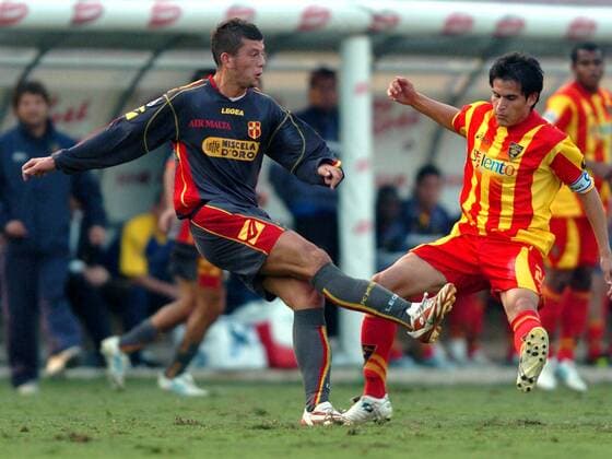 Massimo Donati (Messina, li.) zieht gegen Cristian Ledesma (Lecce) ab -  Fußball Herren Serie A 2005 2006, 1. Italienische Liga, US Lecce - FC Messina 0:2 Gruppe Lecce Dynamik,
